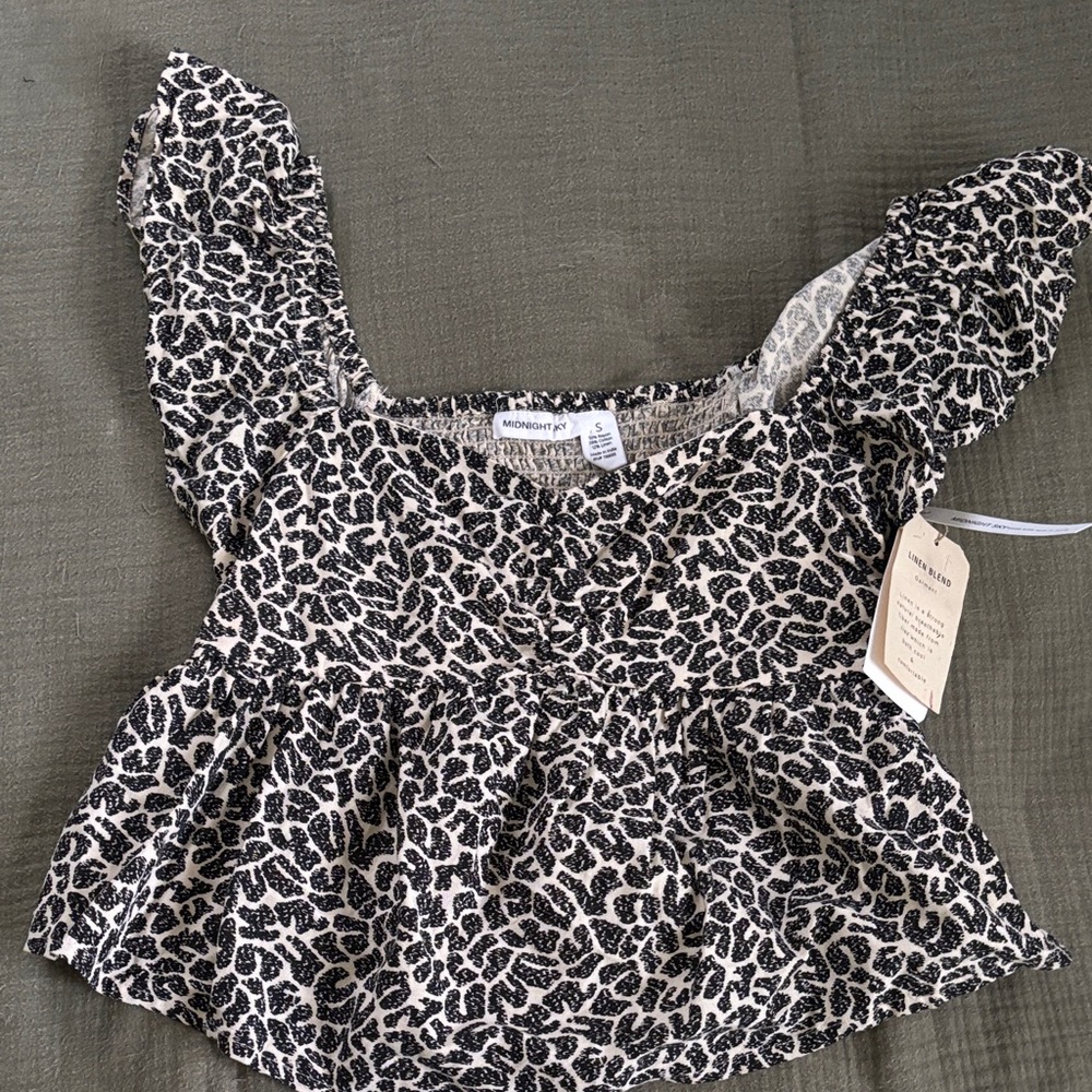 NWT Chic Black and White Patterned Blouse